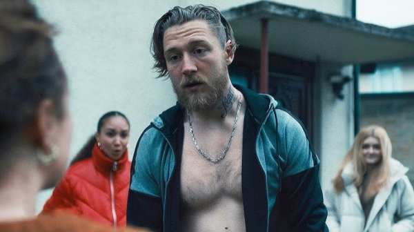 Женщина страдает из-за СОСЕДА, который слушает ГРОМКУЮ МУЗЫКУ и устраивает ВЕЧЕРИНКИ [пересказ]