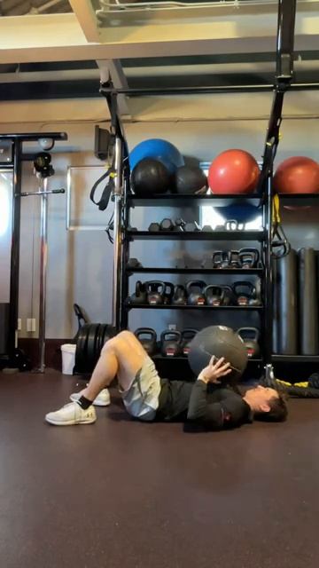 Выбрасывания мяча вверх лёжа / Explosive Medicine Ball Floor Throw смотреть онлайн