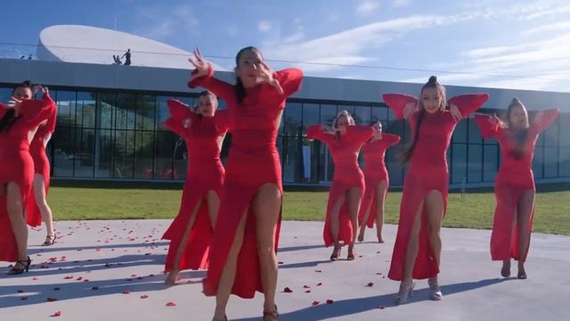 В ЛЮБОВНОМ ТАНЦЕ МЫ ПАРИМ смотреть онлайн