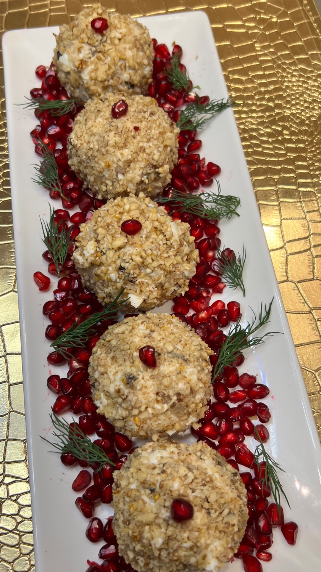 Очень вкусный салат с красивым оформлением для праздничного новогоднего стола #