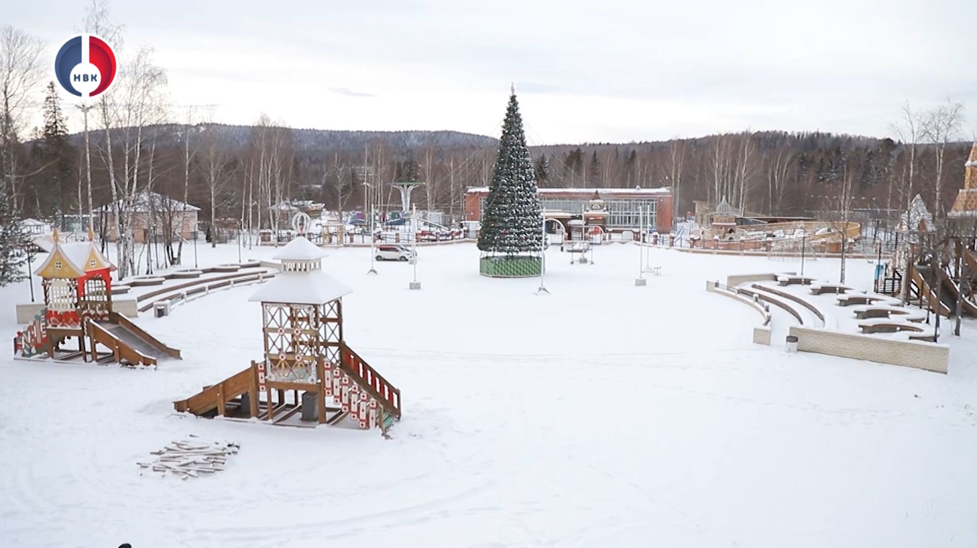 Ледовому городку быть! Строители начали заготавливать лед для фигур смотреть онлайн