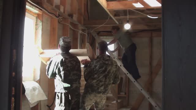 Срубили и установили лестницу на второй этаж// Выкопали картошку брату смотреть онлайн