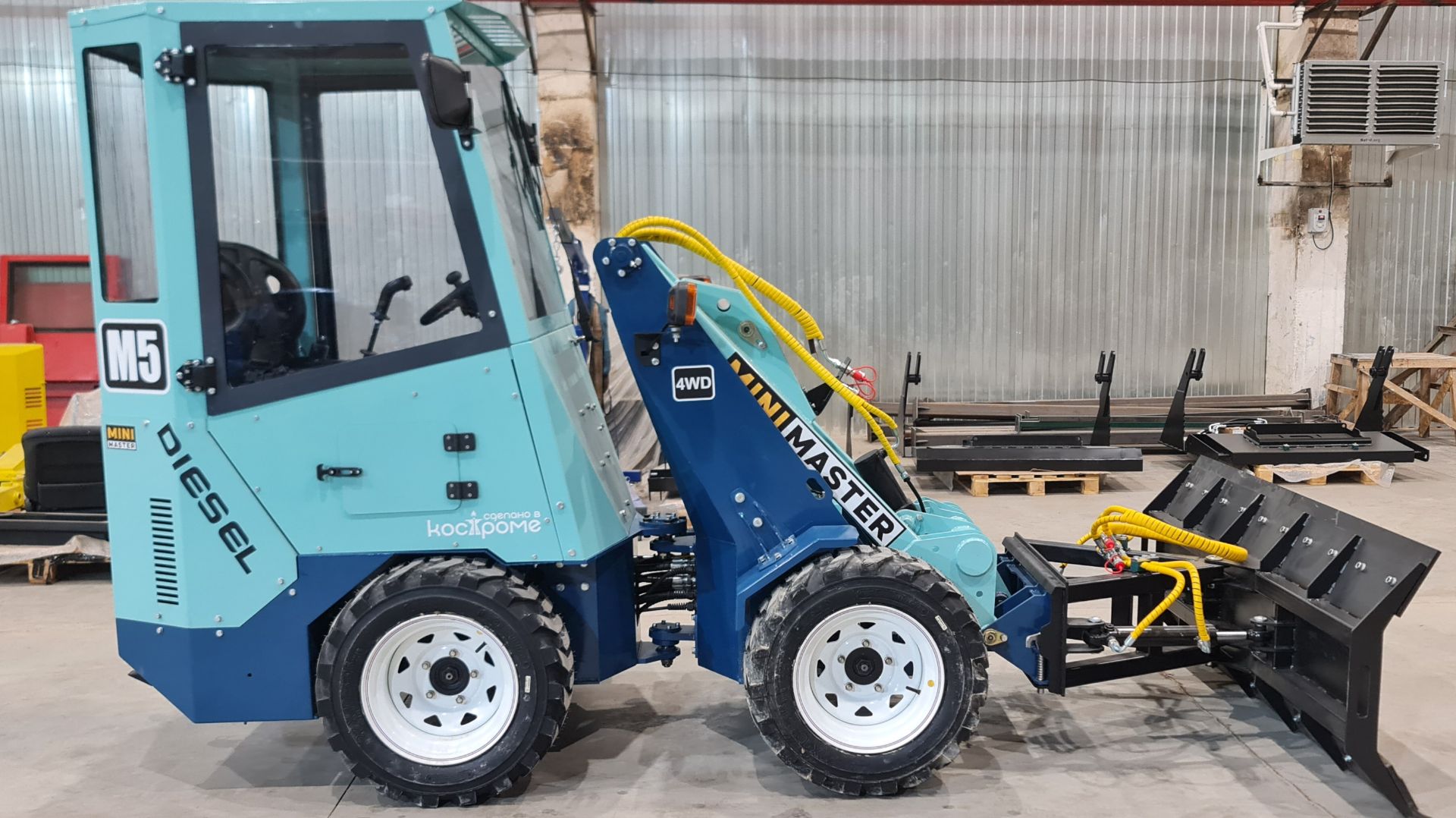 Ну наконец-то. Мини-погрузчик с полноценной кабиной и телескопической стрелой смотреть онлайн