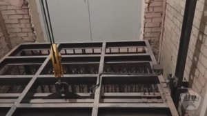 Грузовой подъемник в глухой шахте