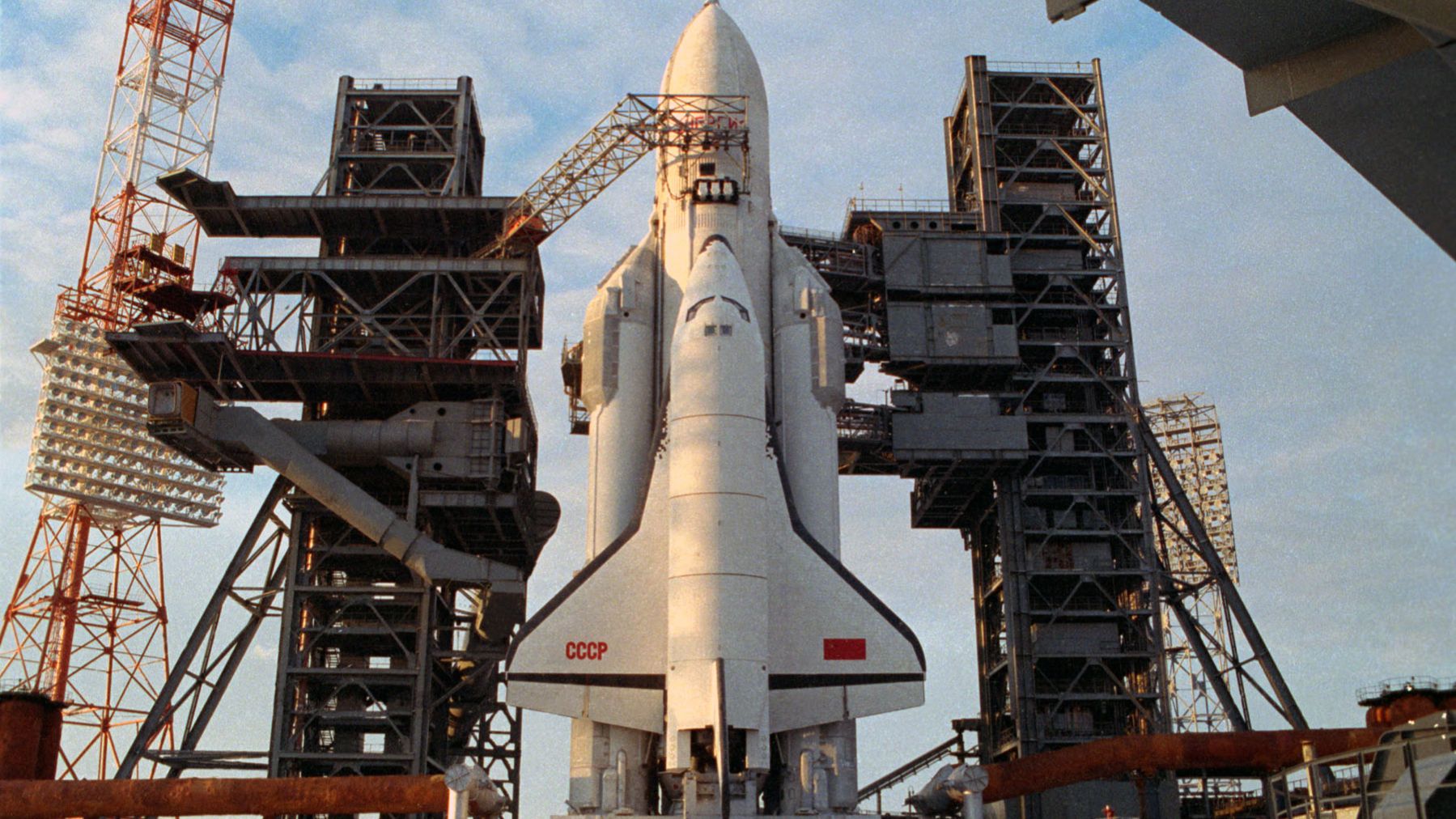 Первый пуск двухступенчатой ракеты-носителя сверхтяжёлого класса «Энергия». смотреть онлайн