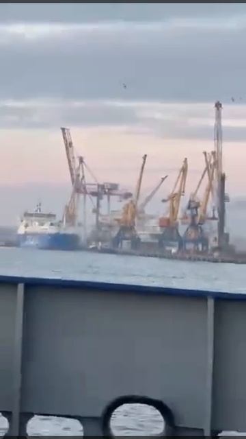 Полное видео сегодняшнего удара БпЛА-камикадзе «Герань-2», по судну «CENK T» в порту Одессы. смотреть онлайн