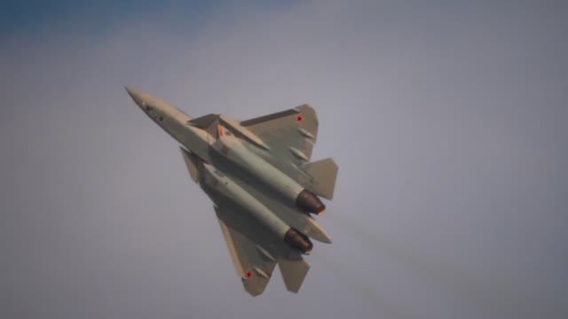 Сухой 57 (СУ57) на авиашоу в Дубаи (Dubai Airshow 2025) смотреть онлайн