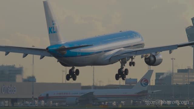 Эйрбас А330 авиакомпании KLM приземляется в аэропорту Схипхол, Амстердам.