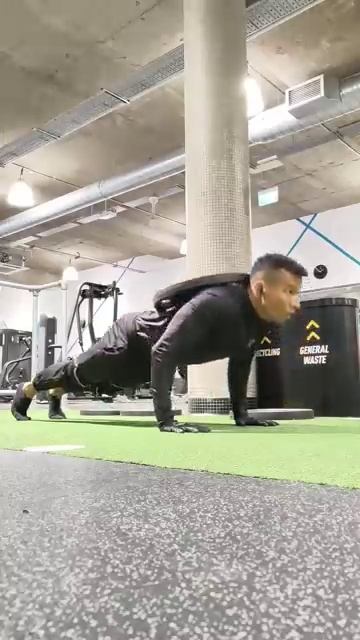 Отжимания с блином на спине / Weighted push ups with a plate смотреть онлайн