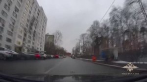 Бдительный таксист не дал аферистам украсть у пенсионерки около трех миллионов рублей