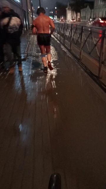 Человек бежит раздетый