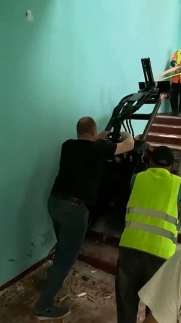 Мини погрузчик упал с 8 ми метров?