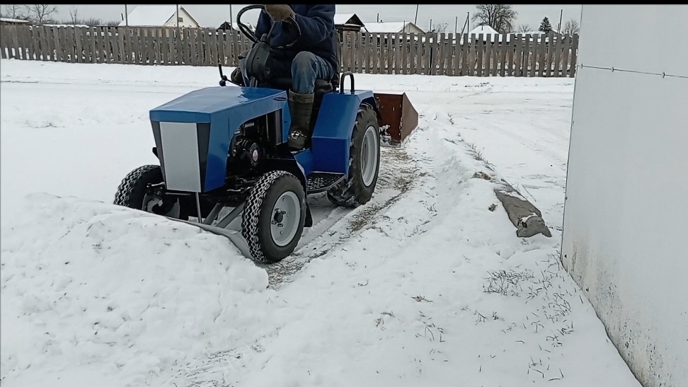 Василёк в работе. Чистка територии от снега.