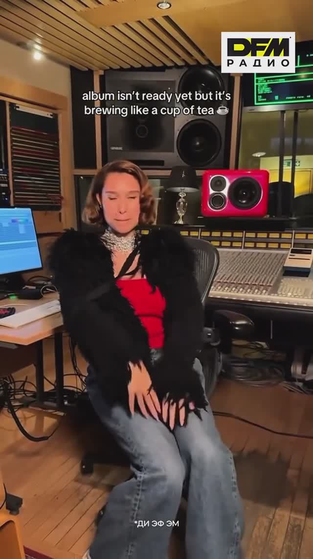 RAYE поделилась отрывком песни из еще не вышедшего альбома! Ждём его в начале 2026 года! смотреть онлайн