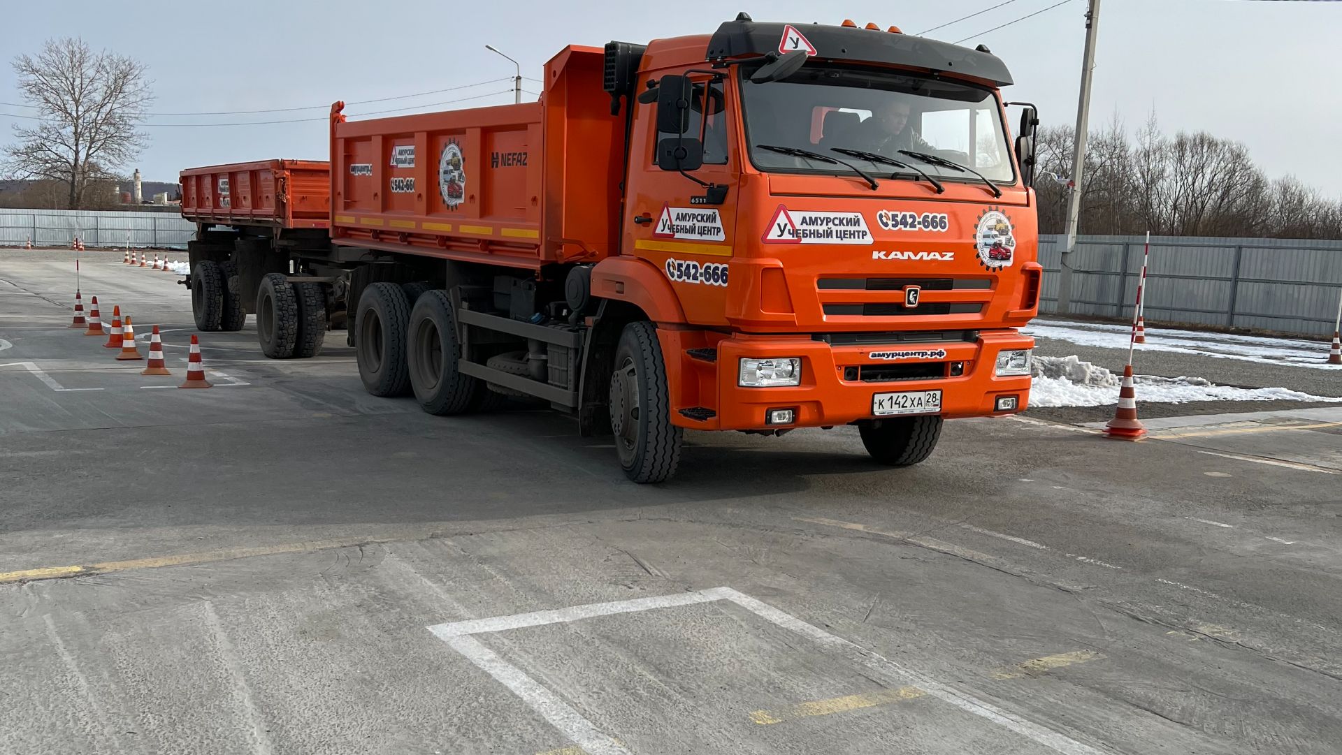 Категория СЕ (Видео № 4). Упражнение Гараж. Управляем прицепом с поворотной осью без стопора.