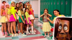 МИНИ УЧИТЕЛЬ РАЗОЗЛИЛСЯ ХОЧЕТ ВЫГНАТЬ ВСЕХ ИЗ КАМПУСА! КРОШКА ПРОТИВ ПОДРОСТКОВ...