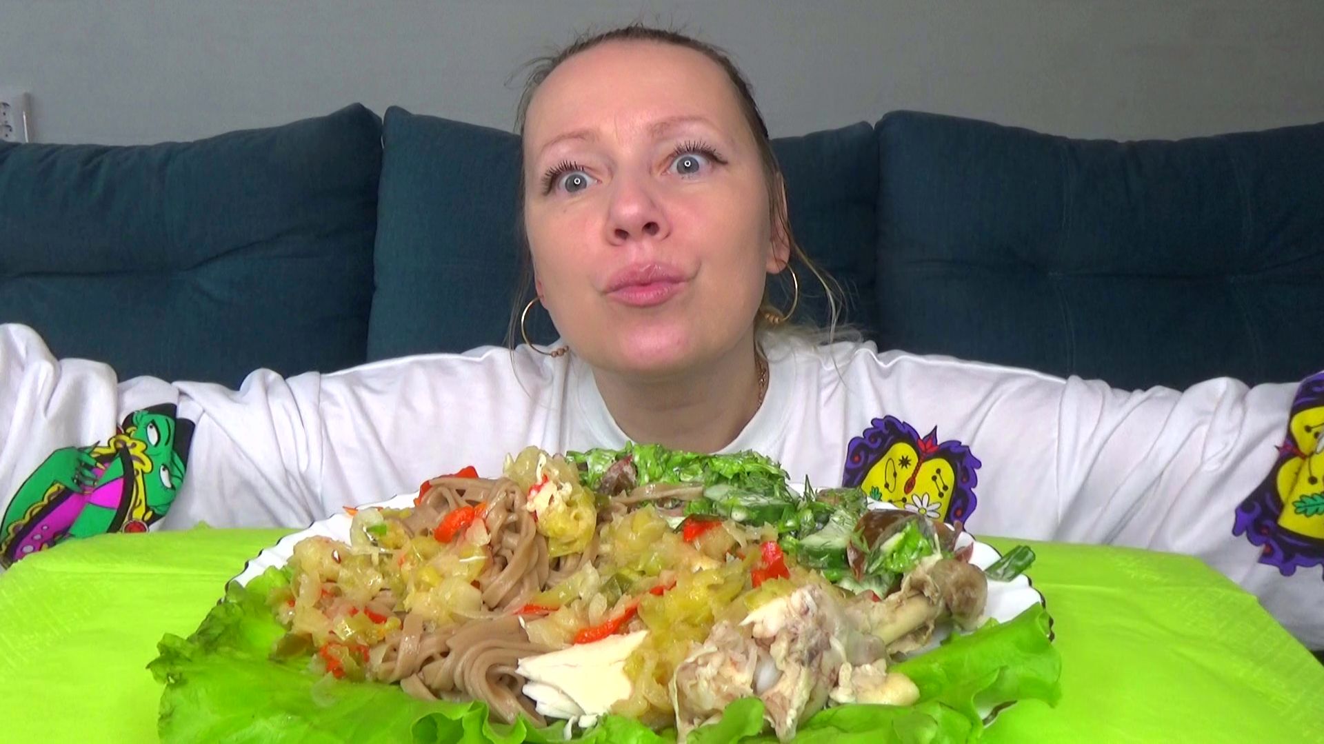 Мукбанг гречневая лапша, капуста тушеная, кура ноги вареные, салат. Еда вкуснота. смотреть онлайн