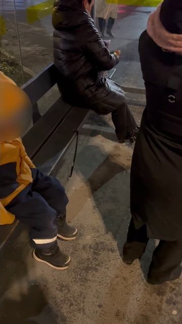 На остановке без неё никак!? смотреть онлайн