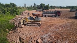 Part_18. Строительство дороги с использованием горного камня. Бульдозер толкает камни.