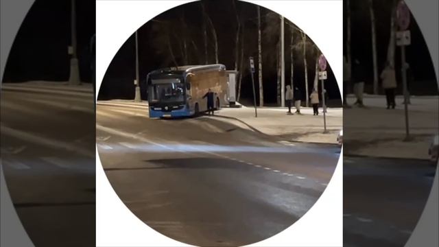 🚌Электробус протаранил остановку в поселке Птичное в Новой Москве🚌 смотреть онлайн