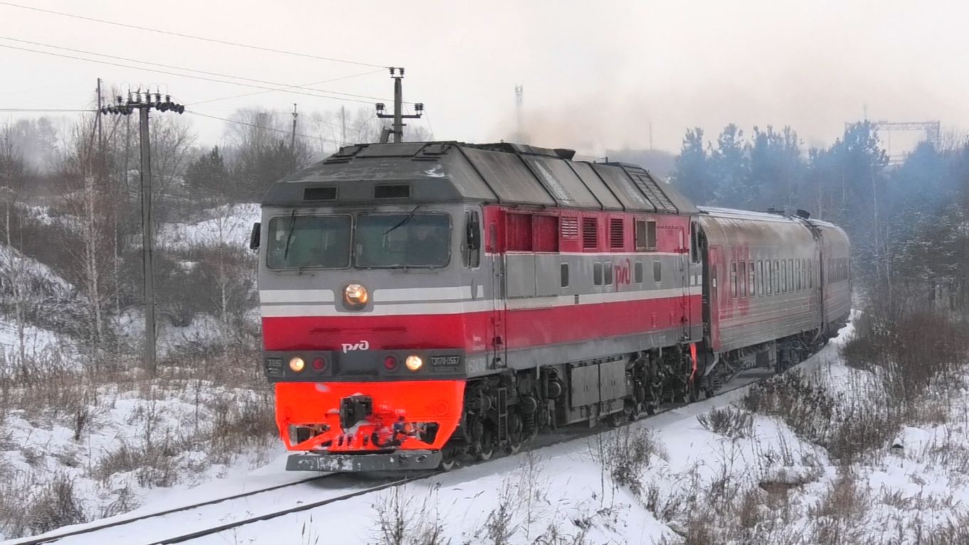 ТЭП70-0557 с пригородным поездом Алапаевск — Предтурье и приветливой бригадой смотреть онлайн