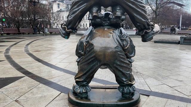 Клоуны, прыгающие один через другого на Цветном Бульваре. Москва