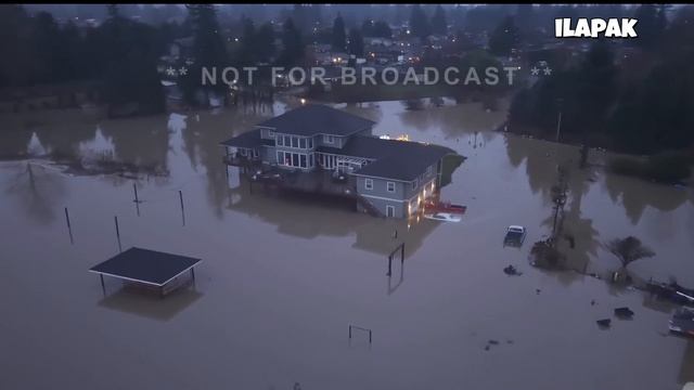 Катастрофа в США: реки вышли из берегов, объявлен режим ЧС смотреть онлайн