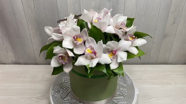 Композиция из белых орхидей в шляпной коробке смотреть онлайн