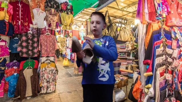 С БАТЕЙ НА РЫНКЕ смотреть онлайн