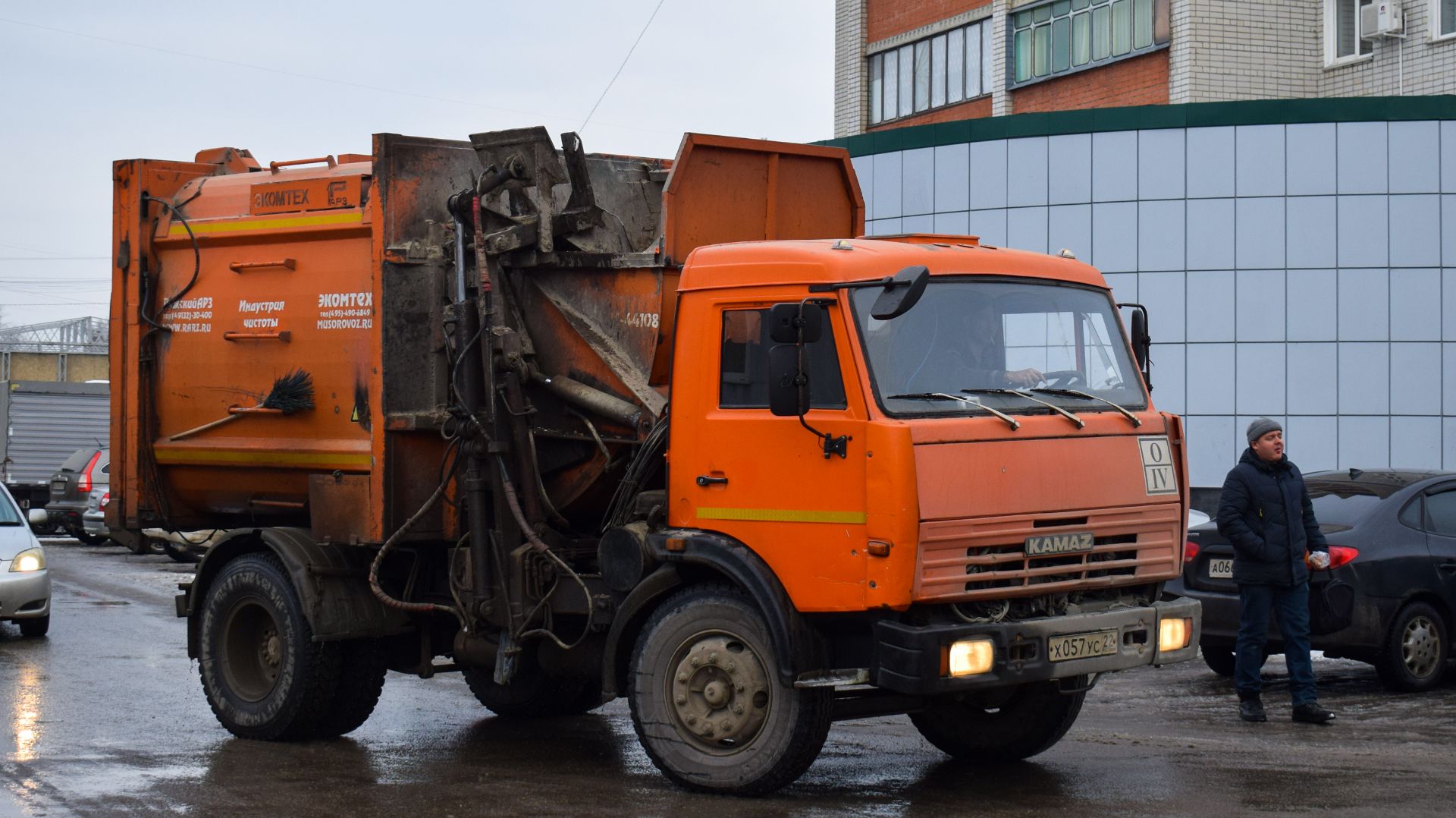 Мусоровоз МКМ-44108 (МК-4454-04) на шасси КамАЗ-43255-A3. (Х 057 УС 22). / KAMAZ garbage truck. смотреть онлайн