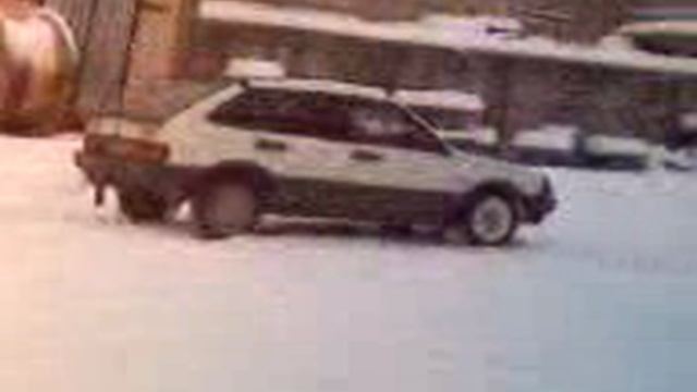 ВАЗ-2109 Развороты . зима .17.12.2007 год смотреть онлайн