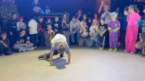 Ёлка, мы танцуем брейк-данс!!! 😀😀🥷🥷🤟🤟