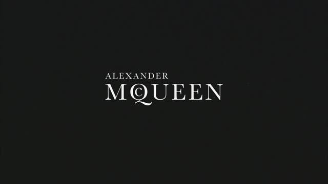 Показ женской коллекции Alexander McQueen осень-зима 2011 смотреть онлайн