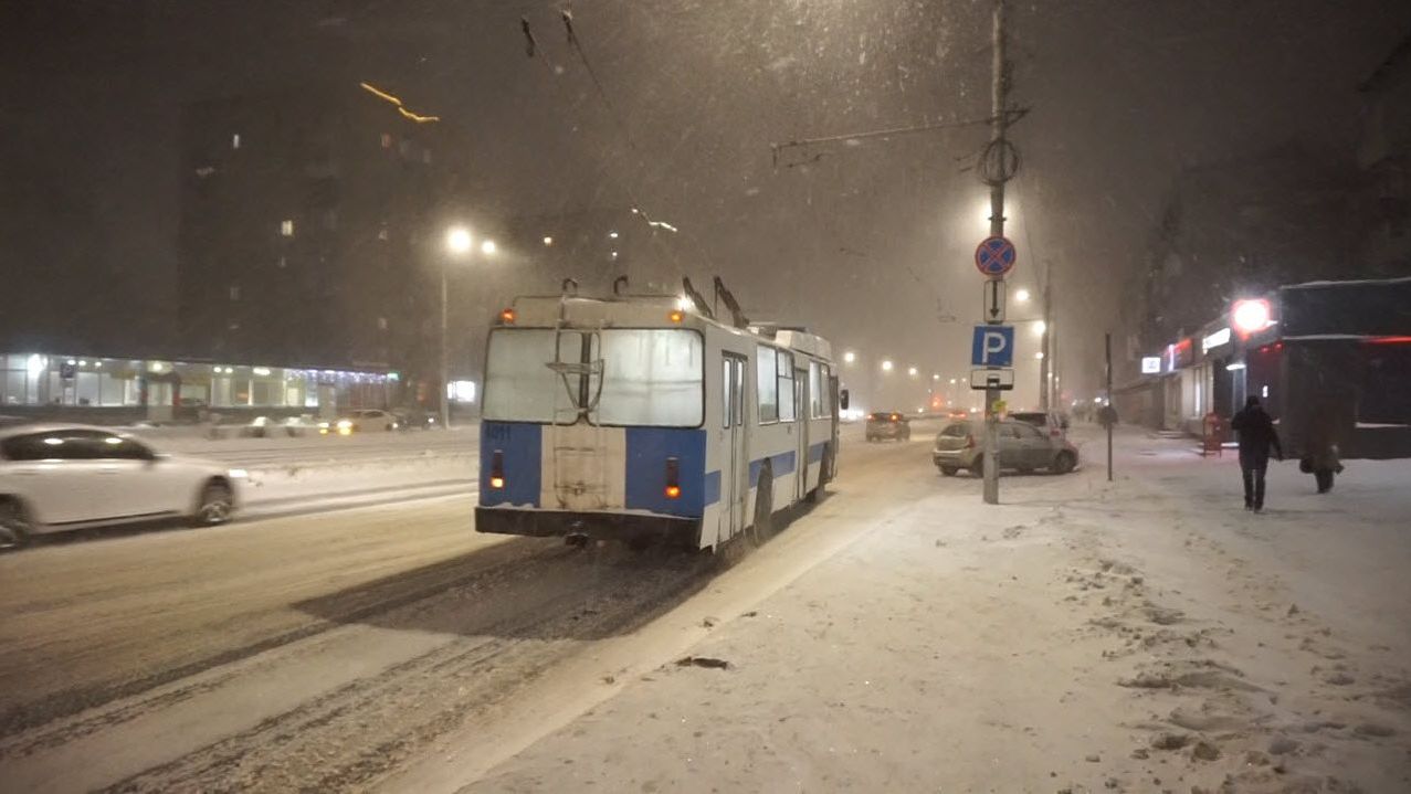 Троллейбус ЗиУ-682 КВР БТРМ-4011 с воющим мостом и автобус Mercedes-Benz O405 (АО 878 22). смотреть онлайн