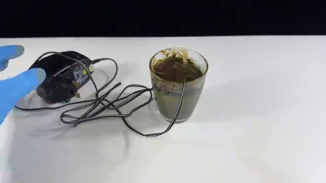 Нанесите лимонный сок на паяльник и полюбуйтесь результатом. смотреть онлайн