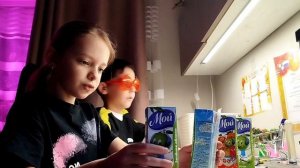 Вместе с подругой снимаю видео. Про распаковку вкусняшек.