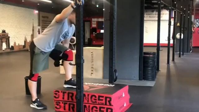 Тазодоминантные зашагивание на коробку ниже колена / Hip Dominated Dumbbell Box Step Up смотреть онлайн