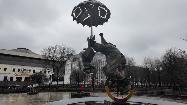 Клоун, который крутит педали под «дождём» на Цветном бульваре! 🌧️🚲