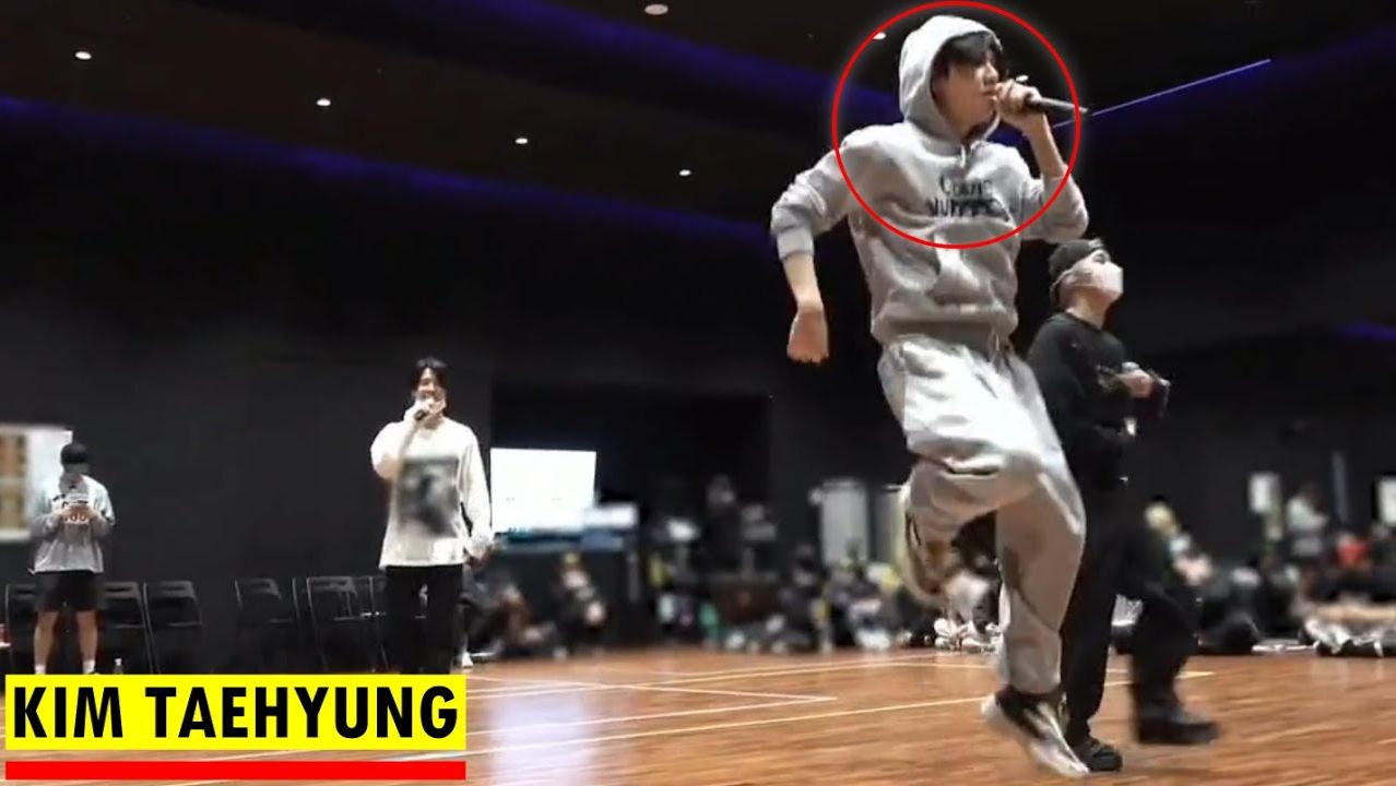 Новое видео! Ви репетирует с другими участниками BTS. смотреть онлайн