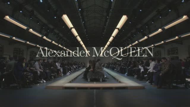 Показ женской коллекции Alexander McQueen осень-зима 2019 смотреть онлайн