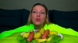 Мукбанг картошка в мундирах, селедка и сосиски. Еда на камеру.