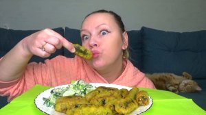 Мукбанг жареные дамплинги с морской капустой. еда на камеру.