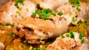 Вкусные куриные рулетики из доступных продуктов — идея и для праздника, и на каждый день!