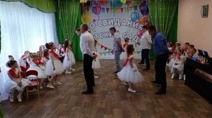 Вальс с папой на выпускном в детском саду