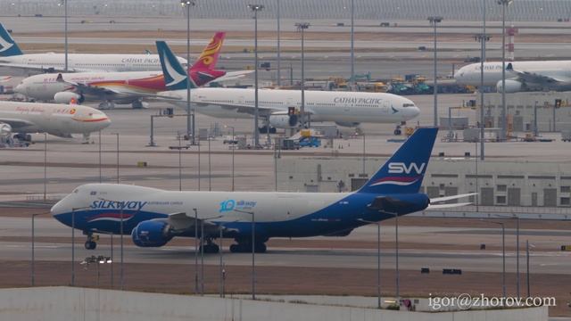 Грузовой Боинг 747 азербайджанской авиакомпании Silk Way  на рулении перед вылетом