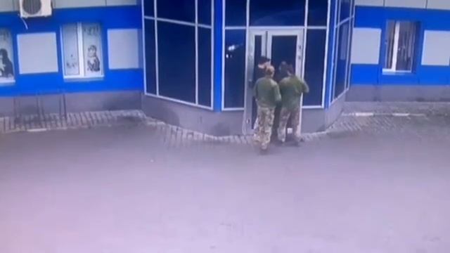 тцкашные хряки еле отодрали добычу от входной двери магазина смотреть онлайн