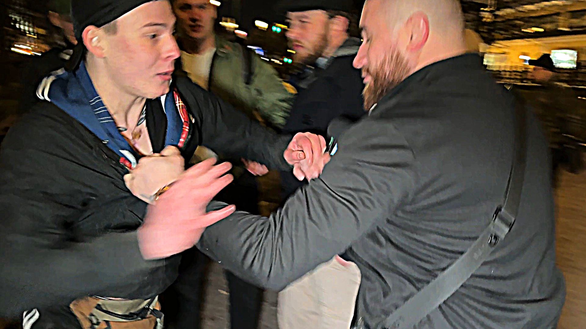 ЛЕВ ПРОТИВ - СКИНХЕД УСТРОИЛ ДPAKУ НЕ ДОЖДАВШИСЬ БОЯ смотреть онлайн