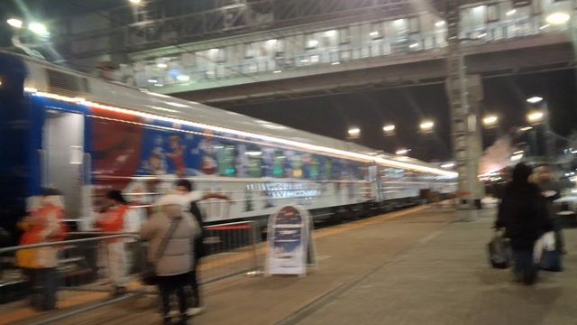 Сказочный и волшебный паровоз и поезд Дедушки Мороза и Снегурочка. смотреть онлайн