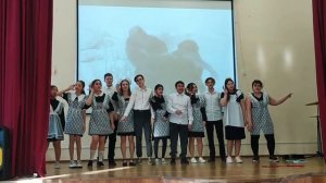 Школьная пора. Ученики поют песню на конкурсе