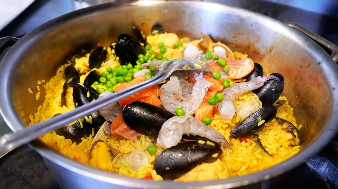 Испанская паэлья с морепродуктами & говяжий костный мозг Америка смотреть онлайн